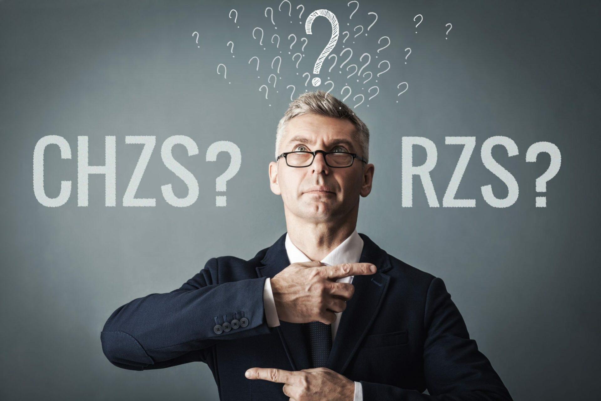 Mężczyzna stojący między napisami CHZS? i RZS?